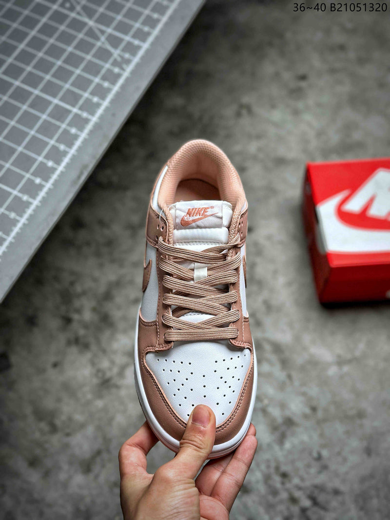 Nike Wmns SB Dunk Low "Rose Whisper"