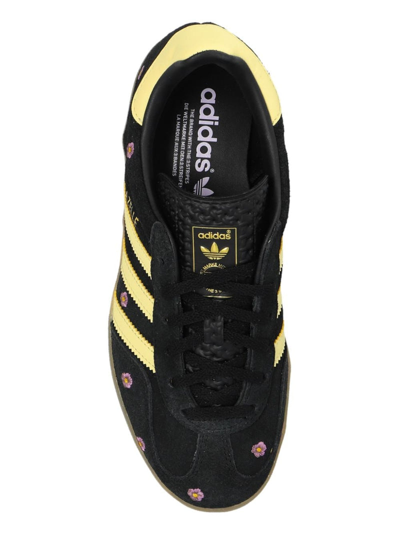 Tênis Gazelle Indoor com bordado floral