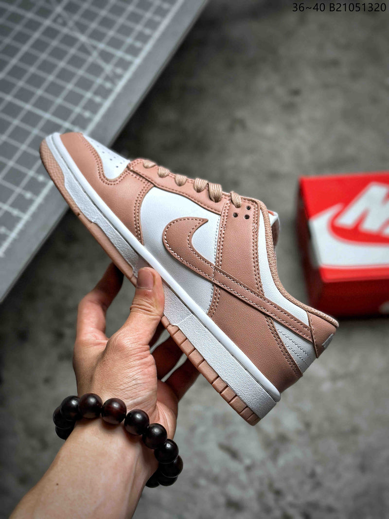 Nike Wmns SB Dunk Low "Rose Whisper"