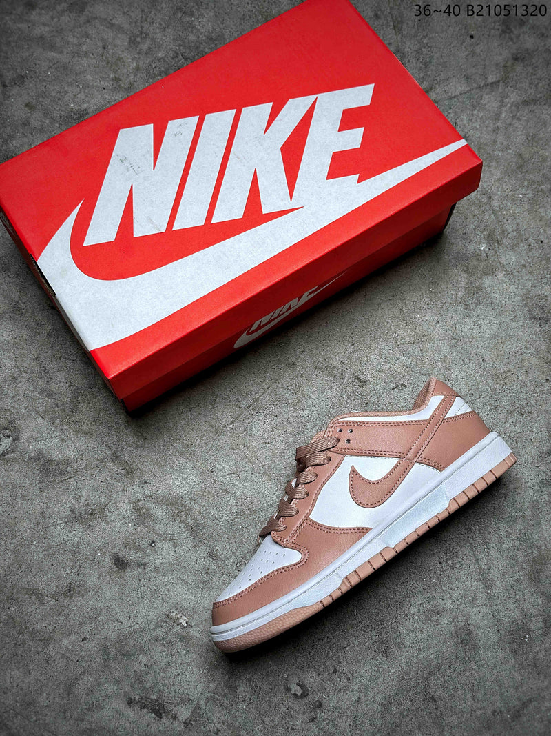 Nike Wmns SB Dunk Low "Rose Whisper"