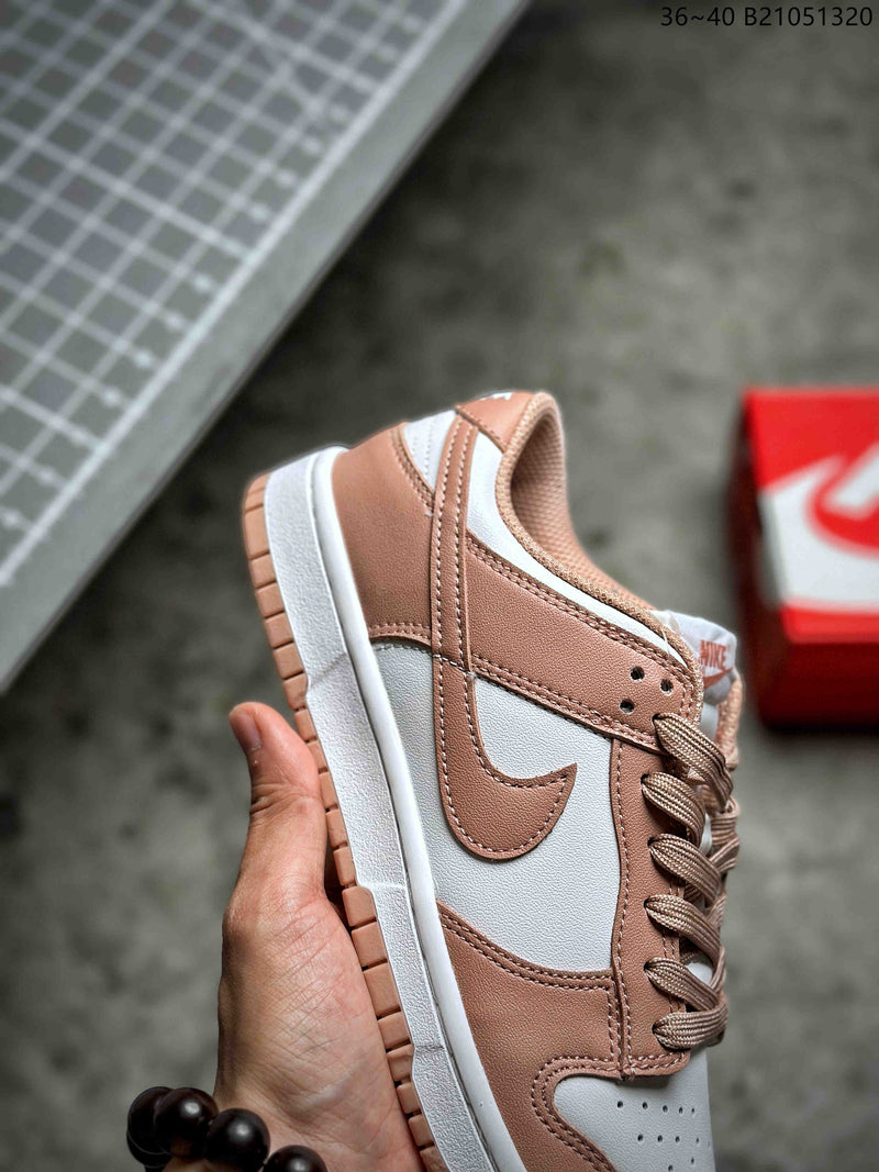 Nike Wmns SB Dunk Low "Rose Whisper"