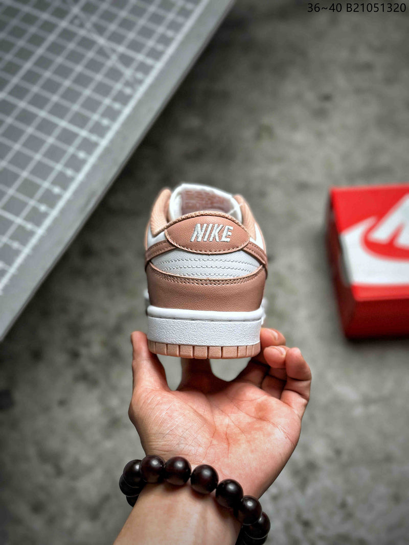 Nike Wmns SB Dunk Low "Rose Whisper"