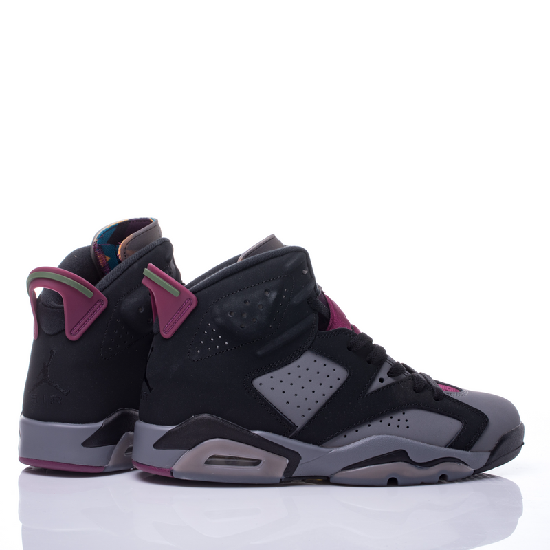 Tênis Nike Air Jordan 6